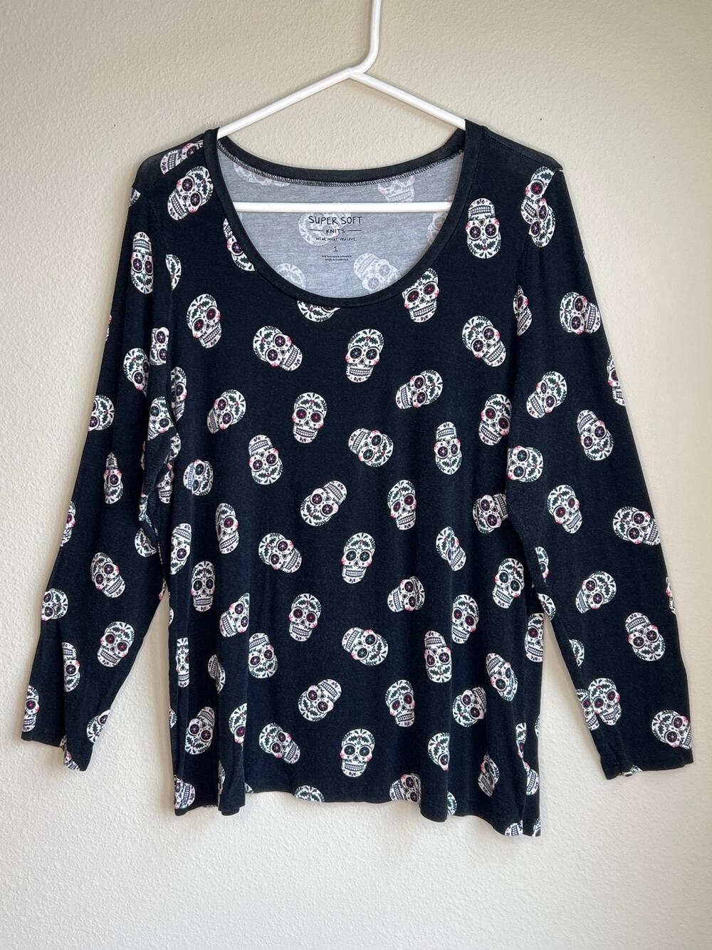 Torrid Super Soft Knit Black Sugar Skull Long Sleeve Graphic Top Tee Size 1 1X - Picture 1 of 5